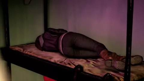 Chloe disturbing Lara's sleep [JinsurikiSFM]